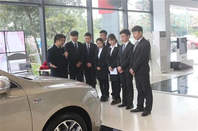 我院成功舉辦“渝鑫吉利杯”汽車營(yíng)銷大賽，學(xué)生實(shí)戰(zhàn)演練汽車銷售技能